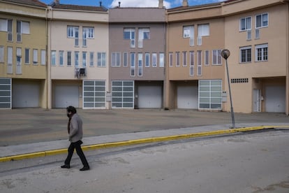 Unas de las nuevas viviendas más reconocibles fueron los 'Lacasitos', que se llamaron así porque cada finca la hicieron de un color; amarillo, azul. Finalmente, el Ayuntamiento obligó a pintar todas las fachadas en colores neutros porque el efecto arcoiris resultaba horrible a la vista. La decadencia de la comarca se ve muy clara en el padrón del pueblo. Entre 1950 y 1960, cuando se pusieron en funcionamiento las minas, el censo pasó de 4.485 habitantes a casi el doble, con 7.795 empadronados. La apertura de la térmica marcó otro hito, porque la localidad superó la barrera de los 8.000 habitantes por primera vez. Pero ahora, con el desmantelamiento de su industria y pocas opciones de futuro en el horizonte, la sangría ya ha empezado. En la última década, Andorra ha perdido el 12% de su población. Ha pasado de 8.324 en 2011, a 7.327 empadronados según el último censo.