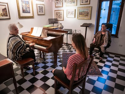 Marianna Brilla (izquierda) y Lisa Paglin, fundadoras del New Voice Studio, trabajan con una alumna en su estudio de Osimo.