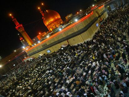 Miles de peregrinos llegan a la mezquita del imán Husein en la ciudad de Kerbala, a 100 kilómetros al sur de Bagdad.