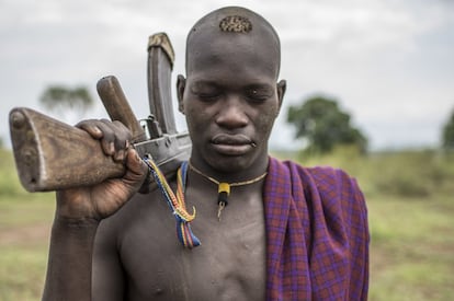 Un joven bodi, hermano de Afsá, el líder local de la aldea boda del Parque Nacional de Mago, posa con uno de los elementos cada vez más presentes en la cultura tribal: el rifle de asalto AK-47 o su réplica china, el Fusil Tipo 56. Pese a los intentos del Gobierno de limitar la posesión de armas de las tribus, estas suelen ser el elemento más preciado por los jóvenes y los pastores que ven en el armamento la posibilidad de defensa contra las tribus vecinas y los cuatreros.