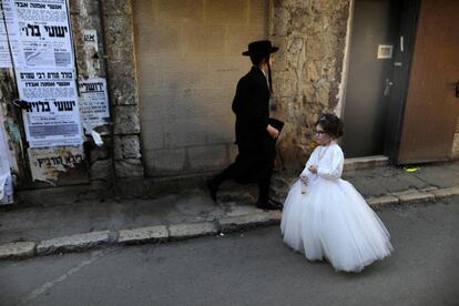 Niños judíos ultraortodoxos se disfrazan para participar en un desfile escolar que celebra Purim, dos días antes de la fiesta oficial, en el barrio de Mea Shearim en Jerusalén, el 19 de marzo de 2019. La fiesta de Purim, similar a un carnaval, se celebra con desfiles y disfraces para conmemorar la liberación del pueblo judío del complot para exterminarlos en el antiguo imperio persa hace 2.500 años, según consta en el Libro Bíblico de Ester.