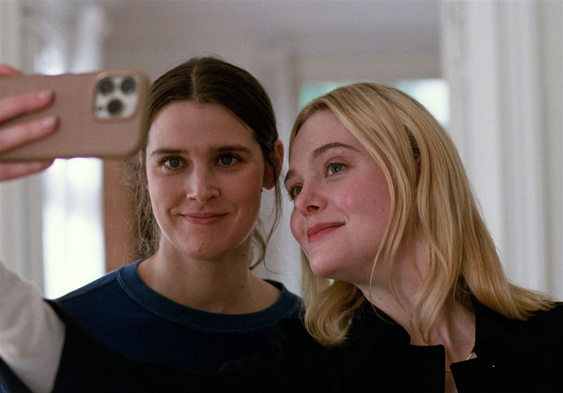 Inga Ibsdotter Lilleaas y Elle Fanning, en 'Valor sentimental'