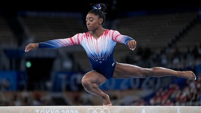 La gimnasta Simone Biles durante su ejercicio en la final de la barra de equilibrios-