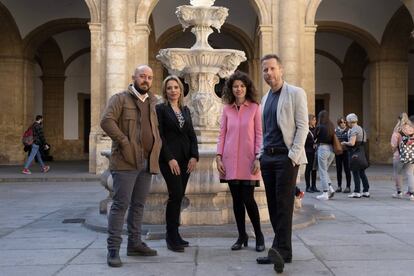 Ramiro Ibáñez, enólogo, María Ángeles Martín Prats, ingeniera aeroespacial, Lola Pons, filóloga y Alberto López, actor, en el rectorado de la Universidad de Sevilla.