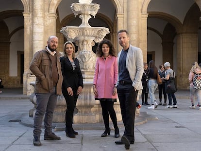 Ramiro Ibáñez, enólogo, María Ángeles Martín Prats, ingeniera aeroespacial, Lola Pons, filóloga y Alberto López, actor, en el rectorado de la Universidad de Sevilla.