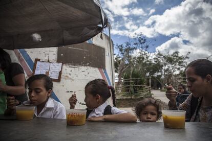 Varias niñas en un comedor callejero en la Isla. Se trata de un proyecto social realizado por Alimenta la Solidaridad para intentar contrarrestar el avance de malnutrición infantil que alertan organizaciones como Cáritas.