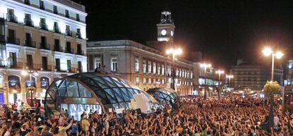 Cientos de indignados anoche en Sol.