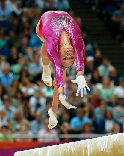 Tenía 16 años cuando alcanzó la gloria olímpica. La gimnasta estadounidense Gabrielle Douglas triunfó en los Juegos de Londres en 2012: fue la primera deportista negra en conseguir el oro individual en su disciplina y la primera estadounidense en lograr el doblete olímpico (fue también campeona por equipos). “Es difícil expresar con palabras lo abrumador que resulta darse cuenta de que he hecho historia gracias a mis éxitos en los Juegos. Me siento muy honrada de representar a mi país. Cuando miro hacia atrás, a todos esos años que he pasado de trabajo duro, de sacrificio, de compromiso, veo que ha sido un camino mucho más difícil del que a veces le reconozco a mi propia familia. Ha sido y es una verdadera lucha, pero un honor increíble. Nunca lo daré por sentado. Antes de convertirme en campeona olímpica, mi familia siempre me decía que me tenía que ver como tal. Bien, en realidad nunca me vi así. Pero ellos querían animarme, hacerme creer en mí misma y tener fe en mi talento. Mi madre especialmente, pero también el resto de mi familia, lo han sacrificado todo por mí y continúan haciéndolo hoy día. Nunca han parado de creer en mí, incluso cuando en alguna ocasión he querido tirar la toalla. Mi próximo objetivo son los Juegos Olímpicos de Río 2016: no sé decir cuántas posibilidades tengo, pero creo que estoy trabajando muy duro y con una entrenadora impresionante: Kittia Carpenter. Creo que hombres y mujeres pueden ser campeones por igual si se lo proponen. Yo espero servir de inspiración para cualquiera que me siga”.