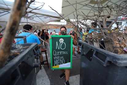 Un grupo de vecinos de Tunte, la capital del municipio de San Bartolomé de Tirajana (Gran Canaria), montó barricadas este miércoles en protesta el desalojo de medio centenar migrantes que vivía desde finales del año pasado en un albergue en el pueblo para acomodar allí a otro grupo de migrantes que debe guardar cuarentena.