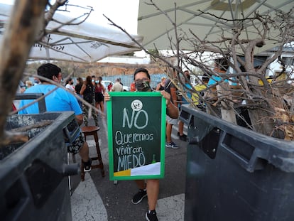 Un grupo de vecinos de Tunte, la capital del municipio de San Bartolomé de Tirajana (Gran Canaria), montó barricadas este miércoles en protesta el desalojo de medio centenar migrantes que vivía desde finales del año pasado en un albergue en el pueblo para acomodar allí a otro grupo de migrantes que debe guardar cuarentena.