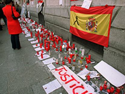 Crespones y velas en la sede la Comunidad de Madrid.
