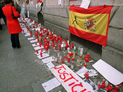 Crespones y velas en la sede la Comunidad de Madrid.