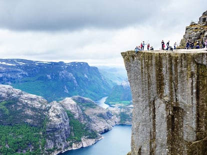 El mirador de Preikestolen (El púlpito), que se alza 604 metros sobre el fiordo noruego de Lysefjord.