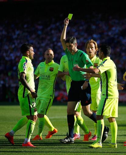 Els jugadors del Barça reclamen un penal a Undiano Mallenco.