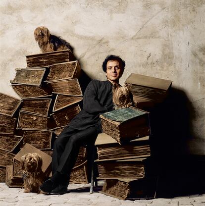 Azzedine Alaïa fotografiado por Lord Snowdon en 1990.