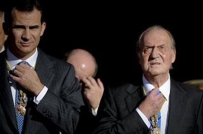 27 de diciembre de 2011. El príncipe Felipe junto al rey Juan Carlos se ajustan las corbatas durante la primera sesión del Parlamento.