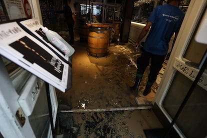 Esta madrugada, 12 dotaciones con medio centenar de bomberos han acudido a la zona para revisar todos los edificios y sótanos alrededor de la rotura. En la imagen, el estado en el que ha quedado un restaurante en la calle Antonio López.