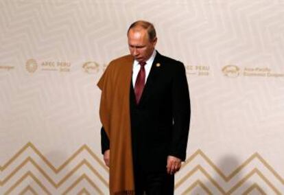 Vladímir Putin con un chal peruano, durante la cumbre de la APEC