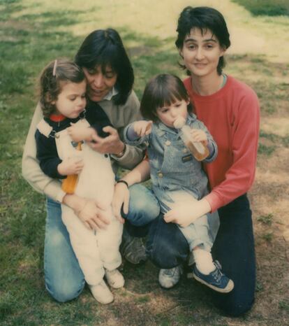 Sandy Russo y Robin Young con sus dos hijas.