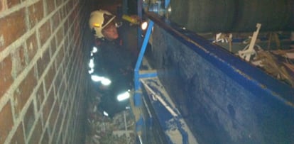 Un bombero inspecciona el lugar del accidente laboral.