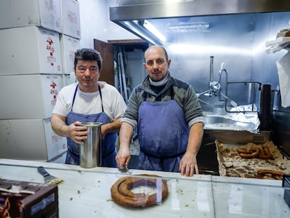 Alberto y Javier Cuenca de la Fuente, de la churrería Julián Cuenca de la Fuente en Madrid
