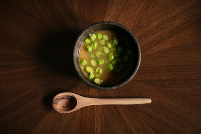 Flan salado de sesos y el caldo de conejo, un jugo de las cabezas del conejo más reducido y garbanzo verde. Lo hacen en el restaurante Fuentelgato, de Cuenca, inspirado en el revuelto de sesos de la familia de la cocinera Olga García.