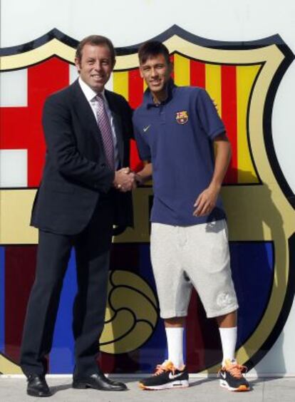 Sandro Rosell, presidente del Barcelona, junto al brasileño Neymar.
