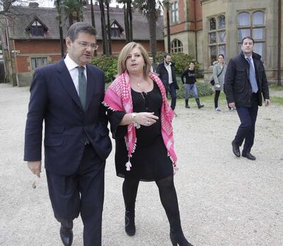 El ministro de Justicia, Rafael Catalá, y Consuelo Ordóñez, en San Sebastián.