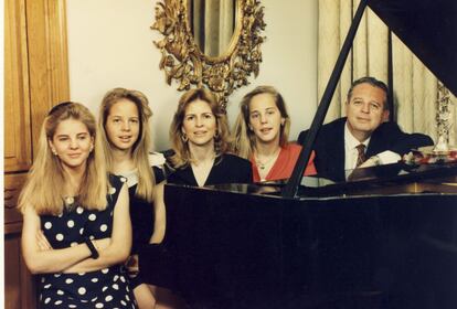 Enrique Loewe Lynch con su esposa, María José Boente (tercera por la derecha), y sus hijas Sheila, Olivia y Valeria, ante el piano de su casa de Madrid.