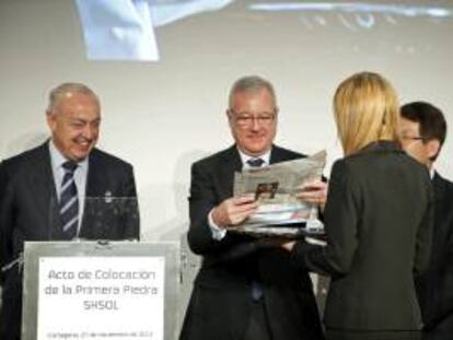 El presidente de la comunidad autónoma de Murcia, Ramón Luis Valcárcel (c) se dispone a introducir los periódicos del día en una urna durante el acto oficial de colocación de la primera piedra de la nueva planta de lubricantes de última generación que pondrá en marcha Repsol con la empresa coreana SKL, en el Valle de Escombreras.