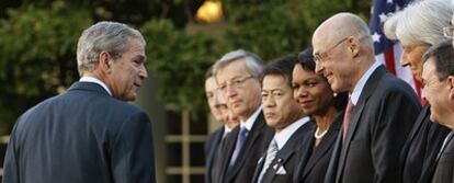 El presidente de Estados Unidos, George Bush, saluda a los asistentes a la cumbre del G-7 celebrada ayer en Washington.