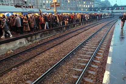 Los pasajeros se agolpan en la estación de Saint-Lazare de París, el pasado miércoles, debido a la huelga de empleados ferroviarios contra los servicios mínimos.