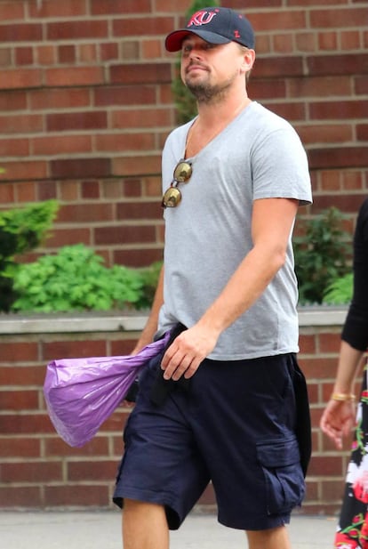 Leonardo Dicaprio ha elevado a la máxima potencia el estilo desenfadado. Esta semana paseaba con una bolsa de plástico colgando de sus pantalones por las calles de Nueva York.