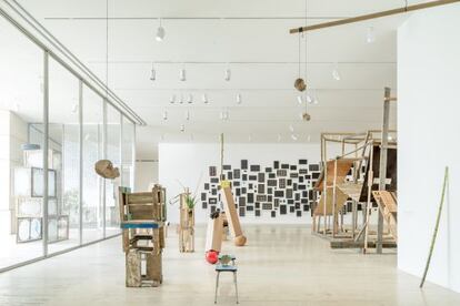 Vista de 'Abraham Cruzvillegas: Autoconstrucción' en el Museo Jumex.