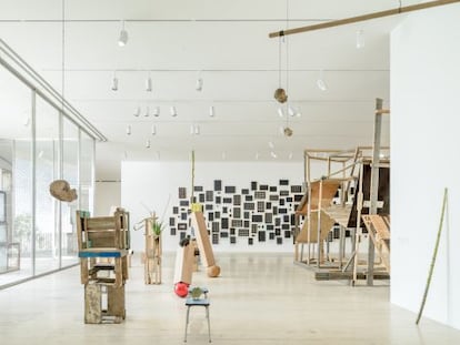 Vista de &#039;Abraham Cruzvillegas: Autoconstrucci&oacute;n&#039; en el Museo Jumex.