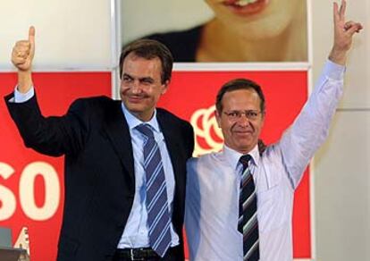 José Luis Rodríguez Zapatero y Ventura Pérez Mariño, ayer durante el mitin del PSOE en Vigo.
/ EFE