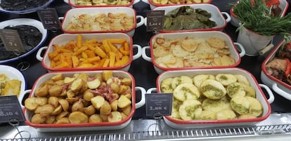 Platos de comida preparados en un centro de El Corte Inglés.