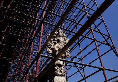 Una estatua ornamentada, parte del Baron Empain Palace, que se completó en 1911, rodeada de andamios durante un proyecto de reconstrucción en curso en Heliópolis, El Cairo (Egipto).