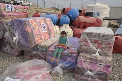 Una niña se sienta en una pila de colchones en un campamento temporal para desplazados en Dibaga, cerca de Mosul (Irak).