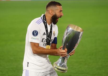 Karim Benzema, con el trofeo de la Supercopa de Europa.