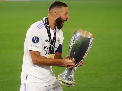 Karim Benzema, con el trofeo de la Supercopa de Europa.