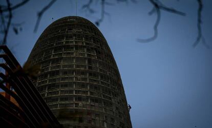 La Torre Glòries, a Barcelona, el passat dia 5, escalada per un home.