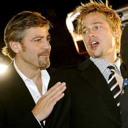 Los actores George Clooney y Brad Pitt, en un acto de relaciones públicas en Los Ángeles.