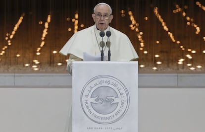 El Papa ha señalado durante su intervención que "no hay violencia que encuentre justificación en la religión" al tiempo que ha defendido que las religiones no pueden renunciar a "la tarea urgente" de construir puentes entre los pueblos y las culturas. El sumo pontífice durante su intervención en el encuentro interreligioso, celebrado en el Memorial del Fundador de Abu Dabi.