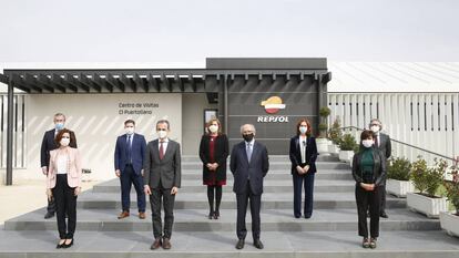 Pedro Duque, ministro de Ciencia e Innovación, visita el centro de Repsol en Puertollano (Ciudad Real), acompañado del presidente de la compañía, Antonio Brufau.