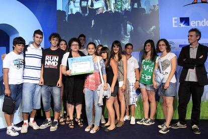 Un grupo de estudiantes del instituto de Salobreña (Granada) ha ganado el Mejor Making Of grupal, una de las novedades de este año, por el periódico <i>El ojeador inquieto</i>. María del Pilar Jiménez, directora de Ordenación y Evaluación Educativa de la Junta de Andalucía, y Borja Echevarría, subdirector de EL PAÍS, hicieron entrega de un diploma a los afortunados.