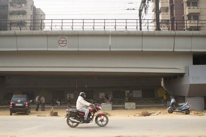 Los niños del 'slum' asisten a las clases bajo las vías el metro de la capital india, a un kilómetro escaso de la parada Yamuna Bank, cerca del río del mismo nombre.