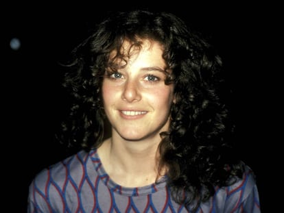 Debra Winger fotografada em uma filmagem em Los Angeles em 1981.