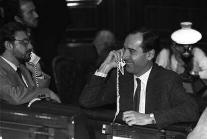 El diputado del PSOE Enrique Curiel habla por teléfono desde su escaño en el Congreso de los Diputados en una foto de archivo de 1994.