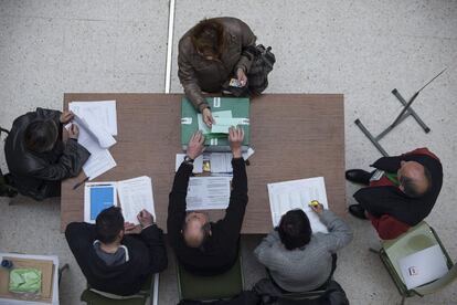 Una mujer vota en las elecciones autonómicas para la Junta de Andalucía, hoy en un colegio de Málaga.